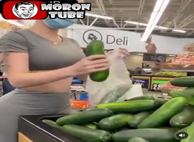 Video :A man is startled when a sexy female purchases large cucumbers from the grocery store!